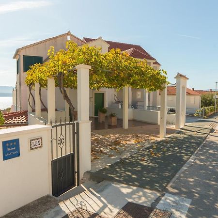 Apartments Lux Bol Esterno foto